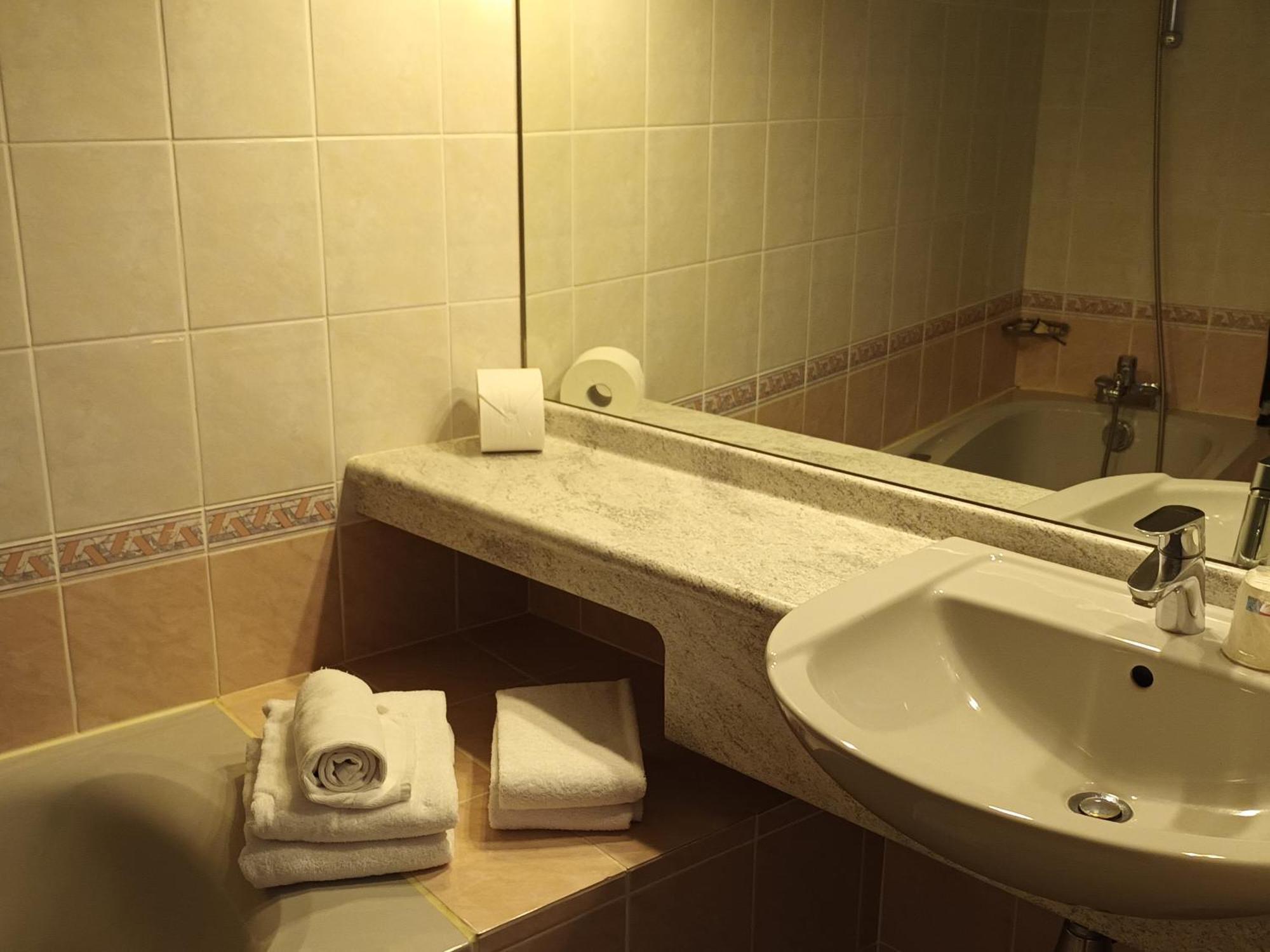 Hotel-Restaurant Logis L'Aubrac 拉吉约勒 外观 照片
