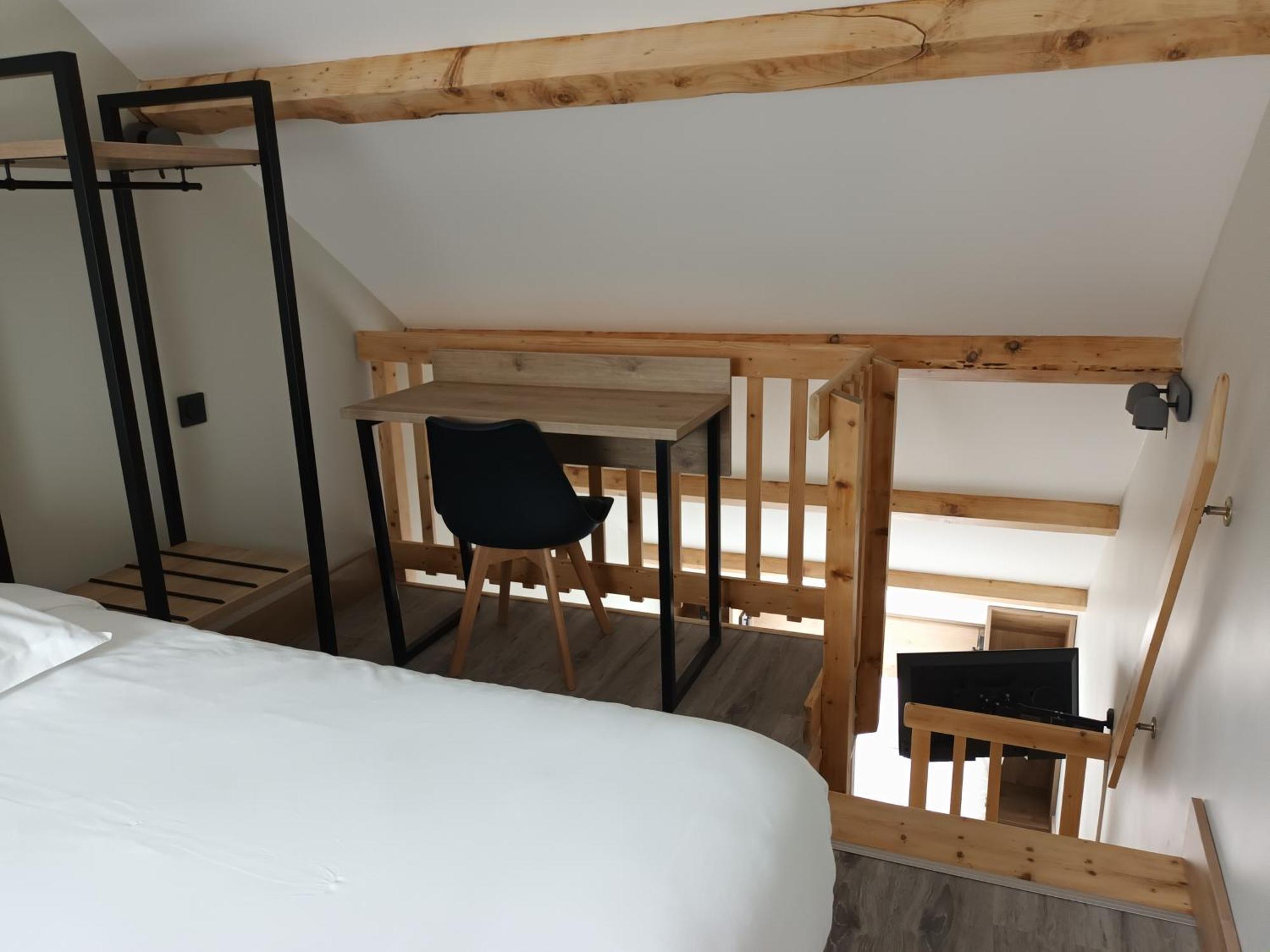 Hotel-Restaurant Logis L'Aubrac 拉吉约勒 外观 照片