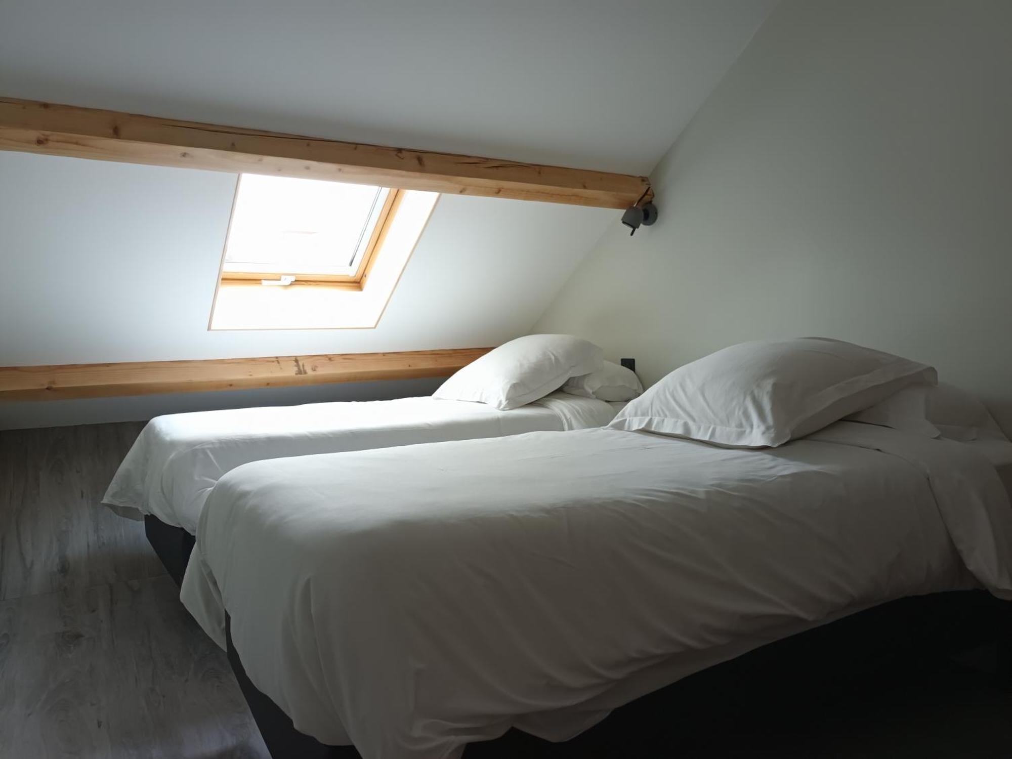 Hotel-Restaurant Logis L'Aubrac 拉吉约勒 外观 照片