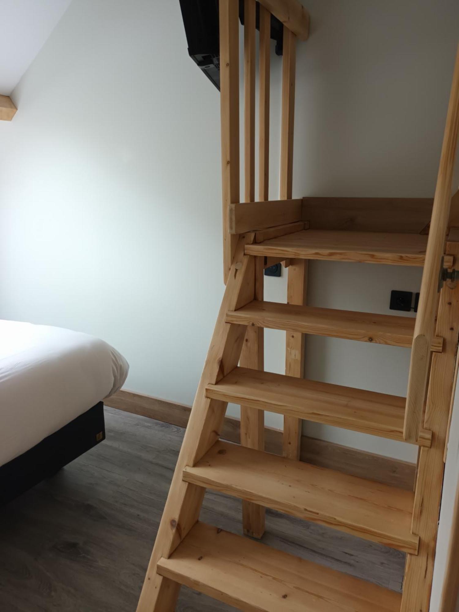 Hotel-Restaurant Logis L'Aubrac 拉吉约勒 外观 照片