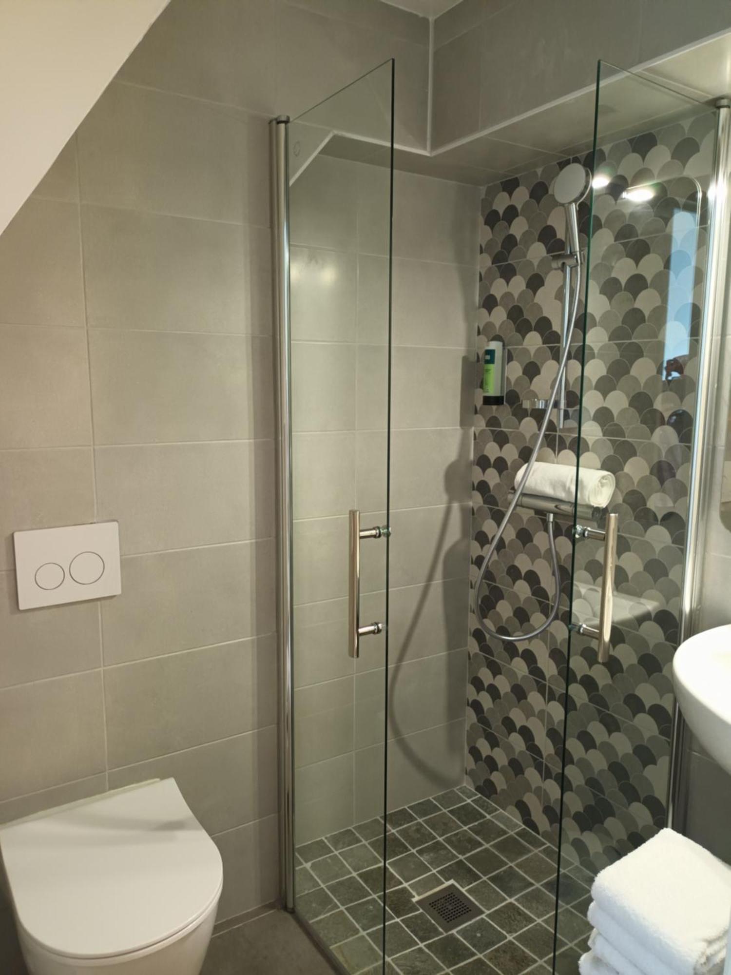 Hotel-Restaurant Logis L'Aubrac 拉吉约勒 外观 照片