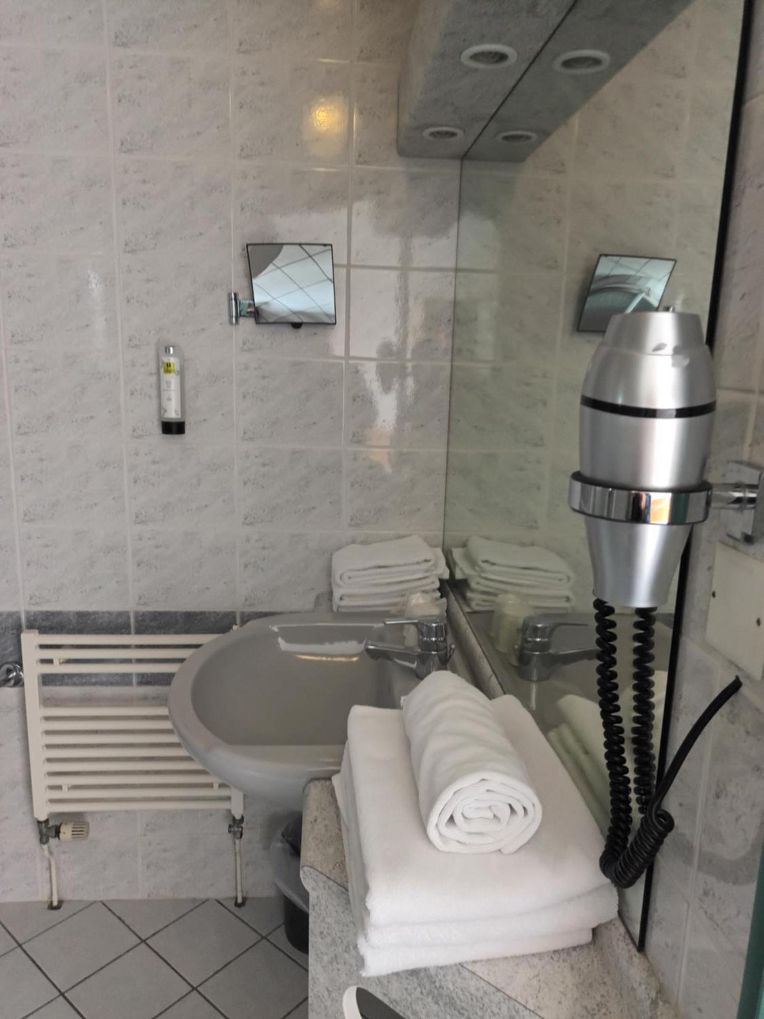 Hotel-Restaurant Logis L'Aubrac 拉吉约勒 外观 照片