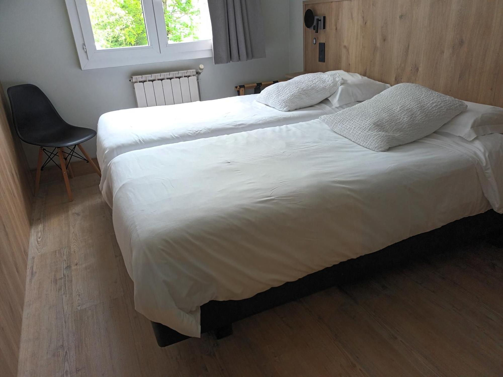 Hotel-Restaurant Logis L'Aubrac 拉吉约勒 外观 照片