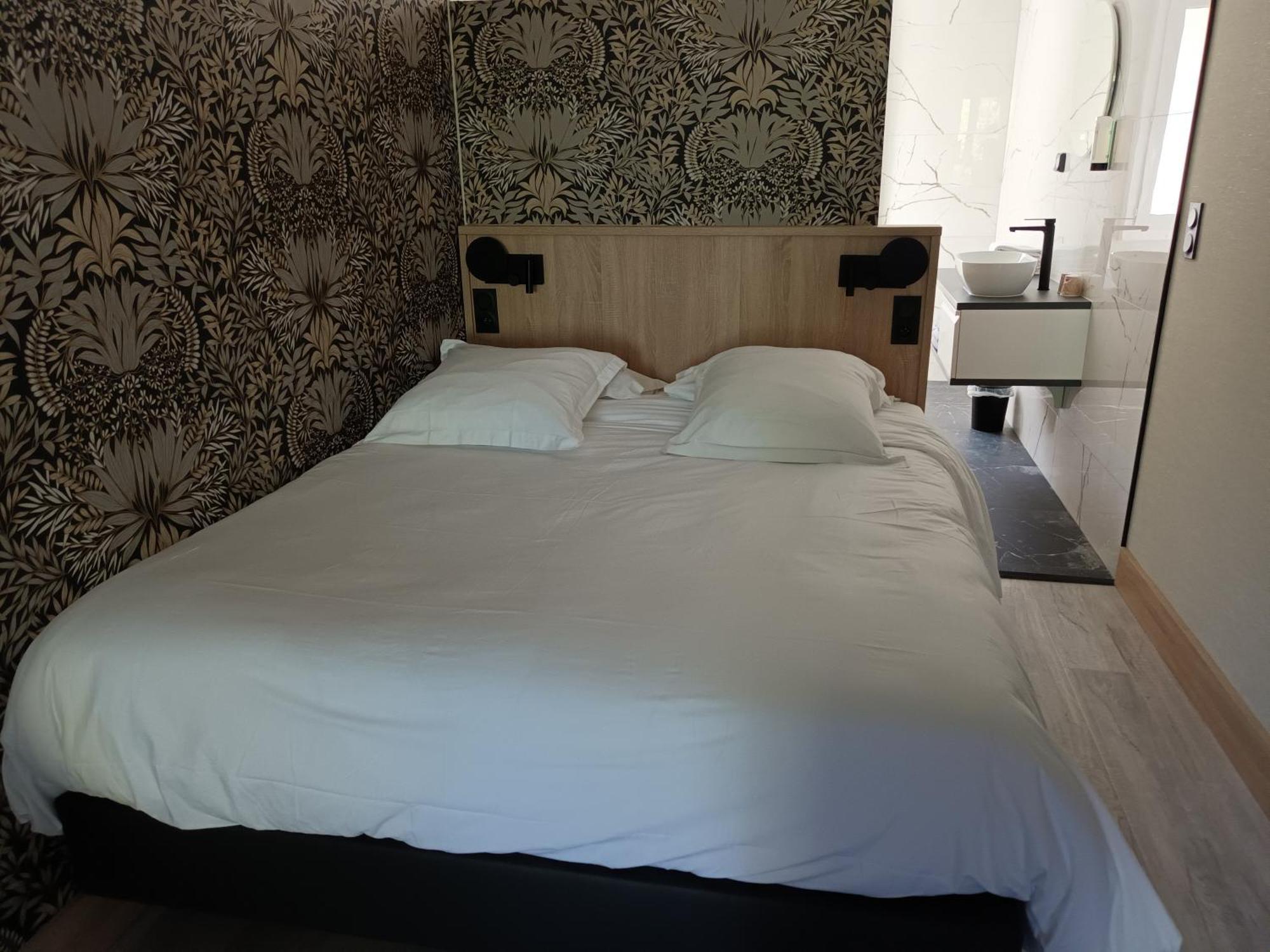 Hotel-Restaurant Logis L'Aubrac 拉吉约勒 外观 照片
