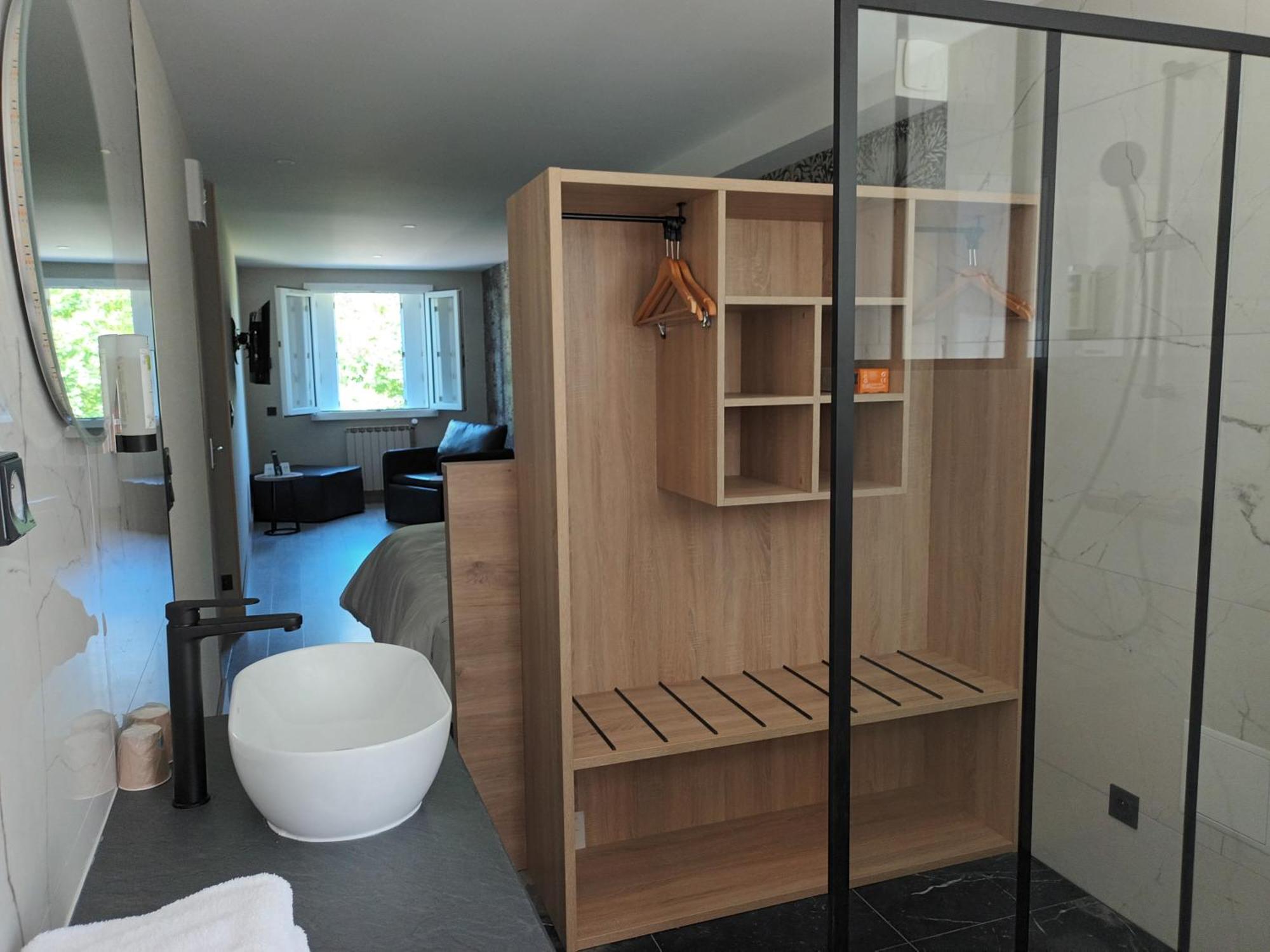 Hotel-Restaurant Logis L'Aubrac 拉吉约勒 外观 照片